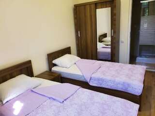 Гостевой дом HOSTEL FAMILY Кутаиси Двухместный номер с 1 кроватью или 2 отдельными кроватями и собственной ванной комнатой-1